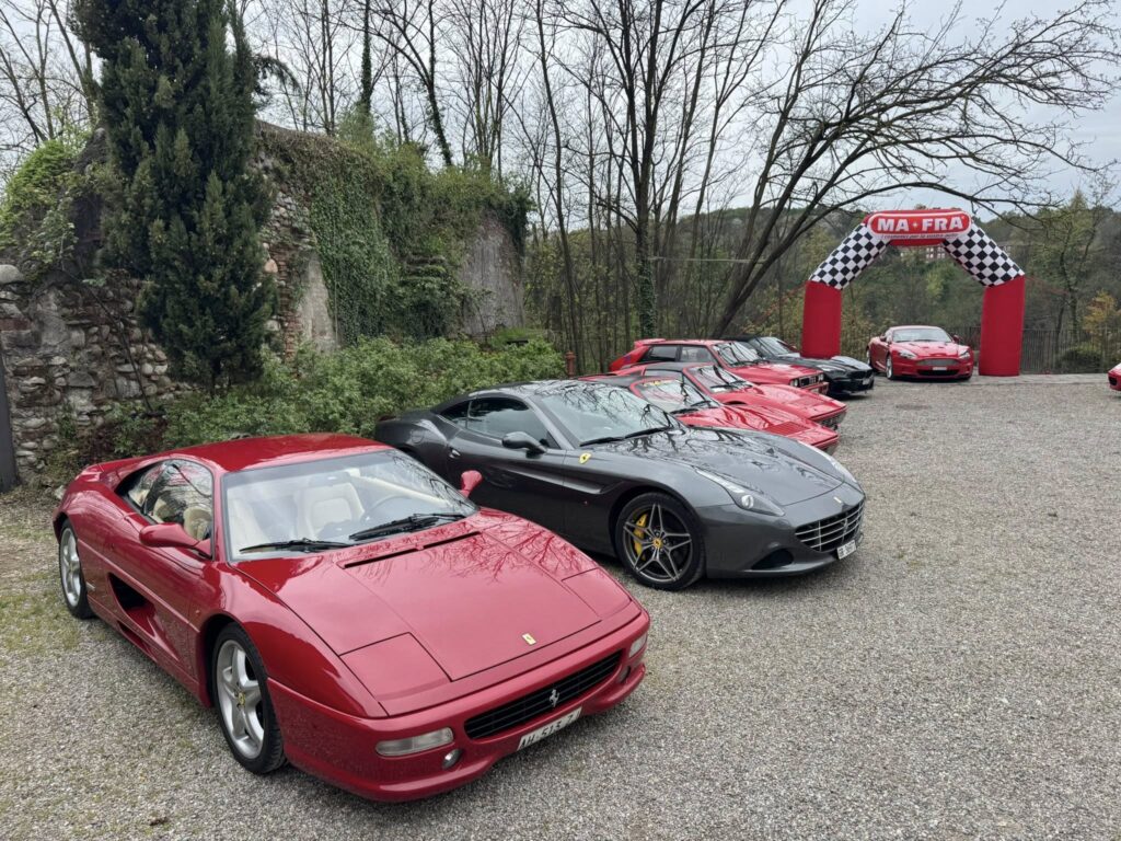 Il recente evento "Arte-Motori-Lusso", tenutosi il 13 aprile 2025 presso il Castello di Monteruzzo a Castiglione Olona, è stato un tripudio di eleganza e creatività, unendo arte contemporanea e ingegneria automobilistica di alto livello.