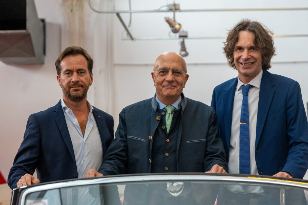 Il Museo Onda Rossa di Caronno Pertusella è stato teatro di un evento straordinario, attirando una folla entusiasta desiderosa di scoprire “L’ultima macchina del Re”, la leggendaria Fiat Torpedo 2.8.