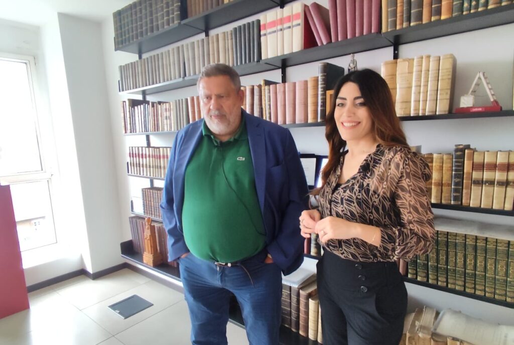 Nella cornice elegante dello studio legale La Scala, la Gazzetta di Milano ha avuto il privilegio di intervistare l’avvocato Giuseppe La Scala, una figura di spicco nel panorama giuridico italiano. Durante la video intervista, l’avvocato ha condiviso la storia della sua carriera professionale, svelando come sia riuscito a trasformare le avversità in autentiche opportunità di crescita e innovazione. Nella video intervista realizzata l’avvocato ha raccontato come la sua capacità di vedere oltre le sfide immediate gli abbia permesso di trasformare le avversità in opportunità di crescita. Con una visione unica, ha rivoluzionato il modo di concepire lo studio legale, adattandolo alle esigenze di un mercato in continua evoluzione. Sin dai suoi primi passi nel mondo del diritto, Giuseppe La Scala ha dimostrato una visione unica, riuscendo a rivoluzionare il tradizionale modello di business degli studi legali. "Ho sempre creduto nella necessità di adattarsi e innovare," ha affermato La Scala. "Ogni sfida è stata per me un’opportunità per ripensare il modo in cui operiamo, rendendo lo studio non solo un luogo di lavoro, ma una vera e propria impresa." Dallo Studio Legale all'Impresa: Un Modello di Successo La trasformazione di uno studio legale tradizionale in una struttura imprenditoriale con 100 associati è la testimonianza del successo del modello di business innovativo di Giuseppe La Scala. Ha saputo creare un ambiente dinamico e coeso, dove ogni membro del team contribuisce al successo collettivo. La Scala ha sottolineato come sia stato fondamentale costruire un team coeso e motivato, capace di affrontare le complessità del settore legale con competenza e passione. Durante l’intervista, l’avvocato ha anche discusso l’importanza della formazione continua e dell’aggiornamento professionale, elementi chiave per mantenere la competitività in un contesto in costante evoluzione. "Investire sulle persone è la nostra priorità," ha dichiarato, "perché solo attraverso la crescita dei nostri professionisti possiamo garantire un servizio eccellente ai nostri clienti." Side, opportunità e perseveranza L’intervista ha offerto uno sguardo affascinante sulla capacità di Giuseppe La Scala di trasformare le sfide in successi, ispirando una nuova generazione di avvocati a seguire il suo esempio di innovazione e resilienza. L'intervista ha messo in luce non solo il percorso professionale dell'avvocato, ma anche i valori che guidano il suo lavoro quotidiano, come l'integrità, la trasparenza e l'innovazione. Questi principi sono stati fondamentali per costruire un ambiente lavorativo che non solo sostiene la crescita individuale, ma promuove anche un senso di comunità e collaborazione tra tutti i membri dello studio. Giuseppe La Scala ha ricordato ai lettori che il successo non è solo una questione di numeri, ma di persone e relazioni. "Ogni cliente è unico e merita un approccio personalizzato," ha sottolineato, evidenziando come l'empatia e la comprensione siano strumenti essenziali nel suo lavoro. La Filosofia dell’Avvocato La Scala La visione di Giuseppe La Scala continua a guidare lo studio verso nuove sfide, mantenendo sempre un passo avanti in un mondo legale in continua evoluzione. La sua capacità di unire tradizione e innovazione rappresenta un esempio luminoso di come sia possibile eccellere nel proprio campo rimanendo fedeli ai propri valori fondamentali. Seguendo l'esempio di Giuseppe La Scala, molti giovani avvocati trovano l'ispirazione per perseguire carriere che non solo rispondano alle esigenze del presente, ma che siano anche pronte a plasmare il futuro del diritto. Con una leadership forte e una chiara visione del domani, lo studio La Scala si conferma come un pilastro nel panorama legale italiano, pronto a scrivere nuove pagine di successo e innovazione. Visitando il sito ufficiale de La Scala Società tra Avvocati, è possibile approfondire la storia di questo studio dinamico e scoprire le numerose iniziative che continuano a posizionarlo all’avanguardia nel settore legale. Rimanete sintonizzati per ulteriori approfondimenti e seguiteci per scoprire altre storie di eccellenza che, come quella di Giuseppe La Scala, dimostrano che con visione e impegno, ogni traguardo è raggiungibile.
