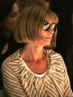 Nel vasto panorama dell'editoria di moda, pochi nomi hanno lasciato un'impronta tanto indelebile quanto quello di Anna Wintour.
