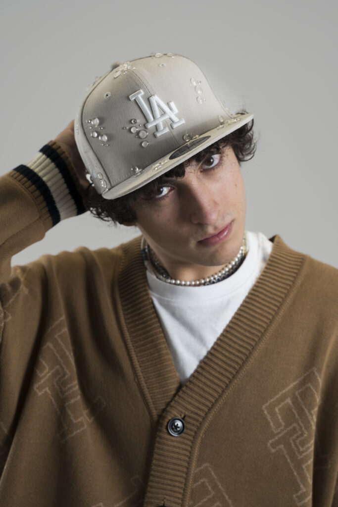 CoLa Siel, il cui vero nome è Cosimo Claudio Lalli, è un rapper toscano in ascesa che sta rapidamente guadagnando attenzione nella scena musicale italiana.