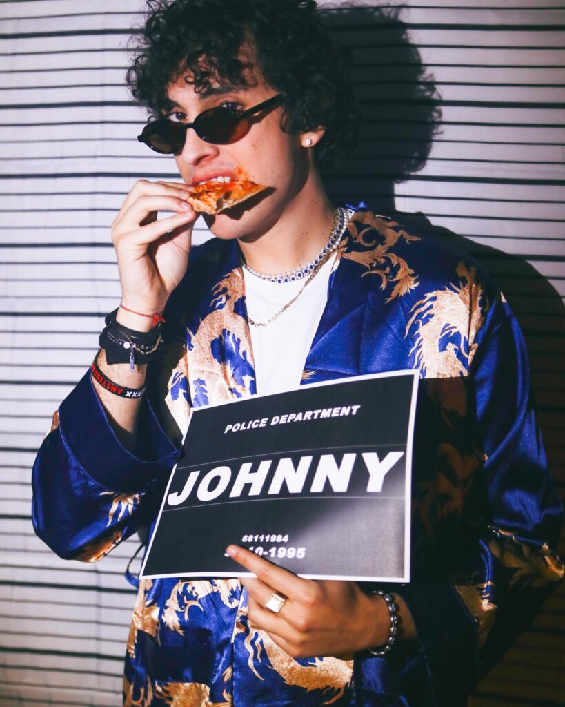 CoLa Siel, il cui vero nome è Cosimo Claudio Lalli, è un rapper toscano in ascesa che sta rapidamente guadagnando attenzione nella scena musicale italiana.