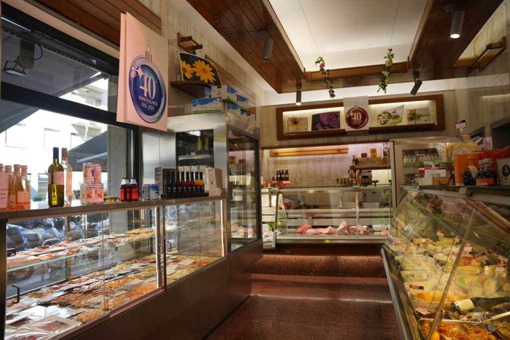 Nel cuore di Milano, tra le vie che raccontano storie di tradizioni e cambiamenti, si erge la Gastronomia Zoppi, un autentico pilastro del patrimonio culinario della città.