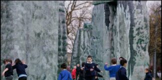 Stonehenge gonfiabile di Deller a Milano