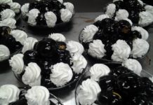 Profiteroles al cioccolato alla pasticceria Dolce&Caffè