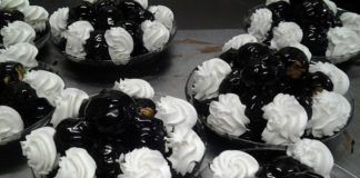 Profiteroles al cioccolato alla pasticceria Dolce&Caffè
