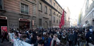 8 marzo: a Milano uova contro banche