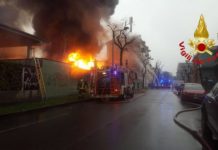 Vasto incendio in cartiera a Cologno Monzese, verifiche su amianto. Il video dei Vigili del Fuoco