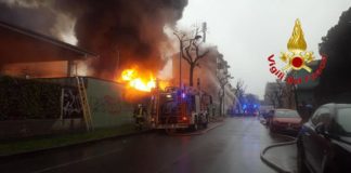 Vasto incendio in cartiera a Cologno Monzese, verifiche su amianto. Il video dei Vigili del Fuoco