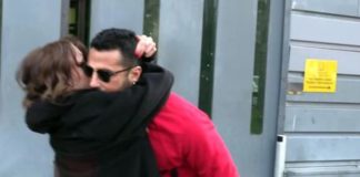 Corona posta foto, ‘torni in carcere’