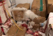 Polizia locale sequestra oltre una tonnellata di cibo conservato male in un negozio cinese.