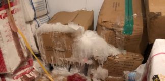 Polizia locale sequestra oltre una tonnellata di cibo conservato male in un negozio cinese.