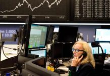 Borsa Milano limita calo dopo voto e perde 0,42%