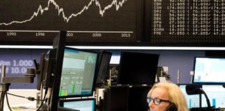 Borsa Milano limita calo dopo voto e perde 0,42%