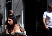 Modella nuda Peta protesta contro Prada