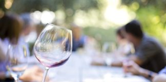 Vino, Milano, la città dove se ne compra di più.