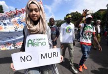 A Milano in migliaia a tavolata migranti