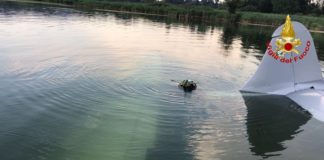Aereo cade in lago a Varese,pilota salvo