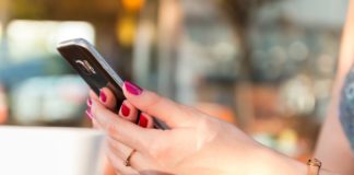 Il 73% degli Italiani è online: crescono gli acquisti online in materia di smartphone.