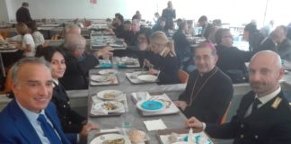 Arcivescovo Milano a tavola con polizia