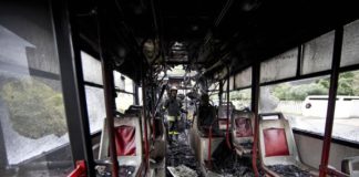 Bus prende fuoco a Tribiano, nessun ferito.