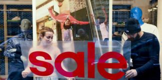 Saldi: vie del centro affollate a Milano