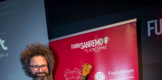 Una chitarra per la ricerca sul cuore a Sanremo.