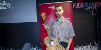 Anche il vincitore di Sanremo Mahmood ha firmato la chitarra di GSD Foundation.