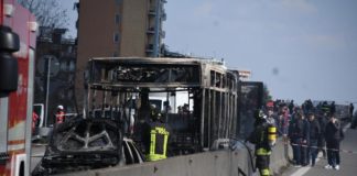 Dirotta bus con scolaresca a bordo e gli dà fuoco, tragedia sfiorata a San Donato Milanese.