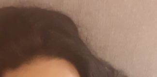 Erika Clemente posa contro la violenza sulle donne.
