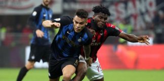 L’Inter si aggiudica un derby pirotecnico. Scintille tra Kessiè (oggetto di cori razzisti) e Biglia sulla panchina del Milan.