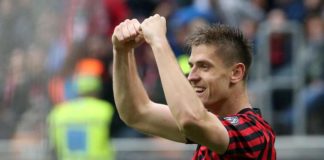 Il Milan batte il Frosinone e continua a sperare nella Champions, torna a segnare Piatek, Donnarumma para un rigore sullo 0-0. L’addio di Abate e Zapata.