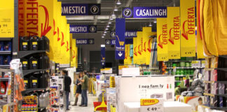 Mercatone Uno, fallimento e chiusura, 55 punti vendita chiusi, oltre 1.800 lavoratori licenziati via social. Di Maio anticipa ad oggi il vertice previsto per giovedì al MISE.