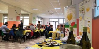 Alla mensa della scuola di Lonato del Garda tutto esaurito come nel migliore ristorante.