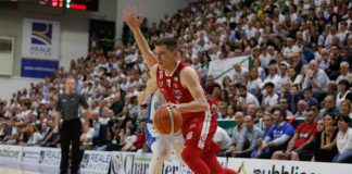 L’Olimpia crolla di nuovo all’overtime, Sassari va in finale.