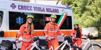Volontari Croce Viola su biciclette attrezzate per un primo soccorso sempre più rapido.