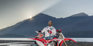 Luca Colombo tenta il record mondiale di velocità sul lago di Como con una moto da cross.