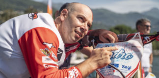 Luca Colombo conquista il record mondiale di velocità sul lago di Como con una moto da cross.