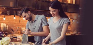 Meliconi presenta Twister, centrifuga e serve l’insalata in un colpo solo.