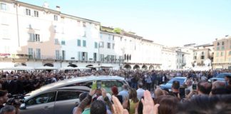 In tanti ai funerali di Nadia Toffa celebrati da don Patriciello.