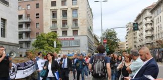 Contro il furto di bambini, manifestazione davanti al Tribunale.