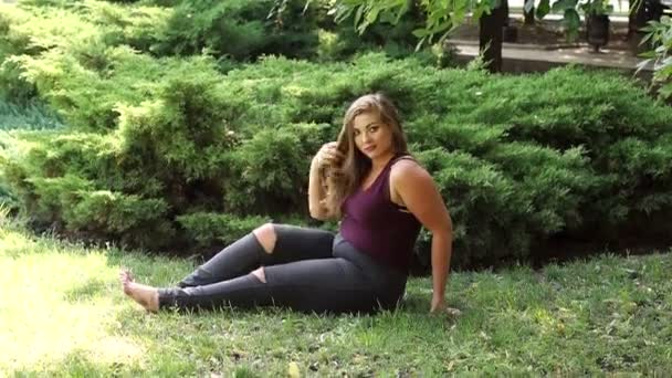 depositphotos_209517402-stock-video-portrait-of-an-overweight-girl