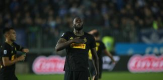 L’Inter si aggiudica il derby con il Brescia e si porta momentaneamente in testa alla classifica. Cori contro Balotelli.