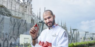 Davide Comaschi racchiude il gusto del panettone in una pralina di cioccolato.