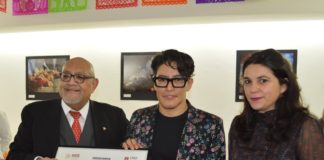 Premio Messicani Illustri a Andrés Caballero.