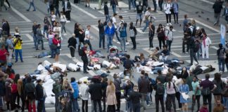 Il flash mob dei Cittadini per l’Aria in Piazza Duomo.