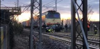Scontro auto-treno, paura a passaggio a livello nel bresciano.