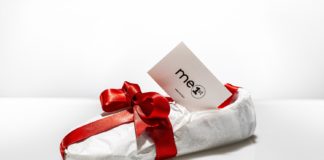 Natale 2019, la pantofola torna di moda Da sempre simbolo di distinzione sociale, oggi anche accessorio trendy da casa e da viaggio.