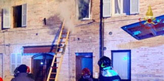 Incendio in una palazzina, 8 feriti a Vigevano.