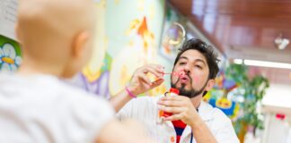I Dottor Sogni di Fondazione Theodora rendono più forti i bambini in ospedale.